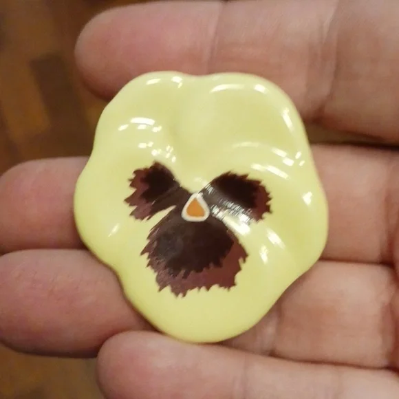 Vintage Avon Pansy Flower Brooch Pin Porcelain Yellow - Picture 2 of 6